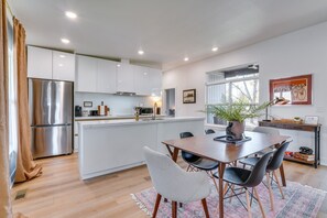 Fridge, microwave, oven, stovetop - Lakeview 3-bedroom House on Table Rock Lake (Eagle Rock)