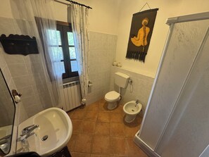 Shower, hair dryer, bidet, towels - Apartment located in a Farmhouse with Swimming Pool in Maremma n.1 (Scansano)