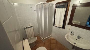 Douche, sĂšche-cheveux, bidet, serviettes fournies