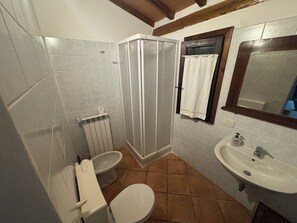 Shower, hair dryer, bidet, towels - Vrbo Property (Scansano)