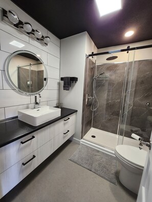 ヘアドライヤー、タオル、石鹸、トイレットペーパー