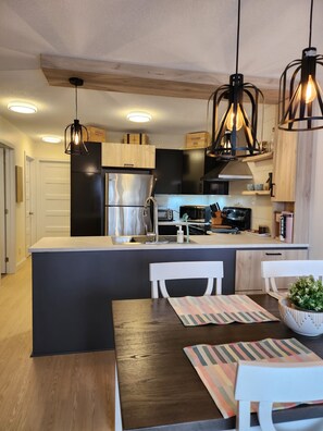 Mikrobølgeovn, ovn, kokeplater og oppvaskmaskin