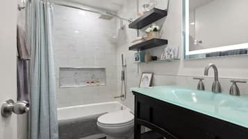 Hårtørrer, håndklæder, Sæbe, Toiletpapir