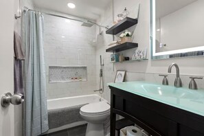 Sèche-cheveux, serviettes fournies, savon, shampoing