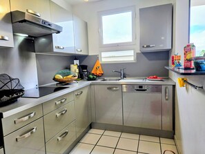 ثلاجة، ميكروويف، فرن، موقد طهي مسطح