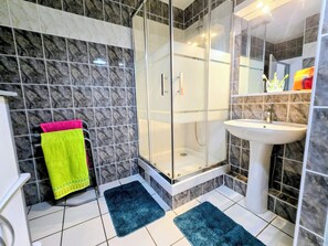 Dusche, Haartrockner, Handtücher, Toilettenpapier