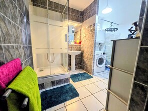 Dusche, Haartrockner, Handtücher, Toilettenpapier