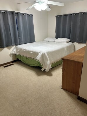 3 chambres, fer et planche à repasser, draps fournis