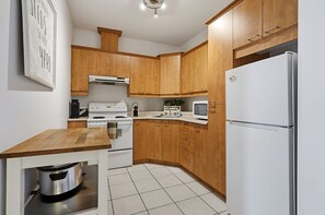 ثلاجة، ميكروويف، فرن، موقد طهي مسطح
