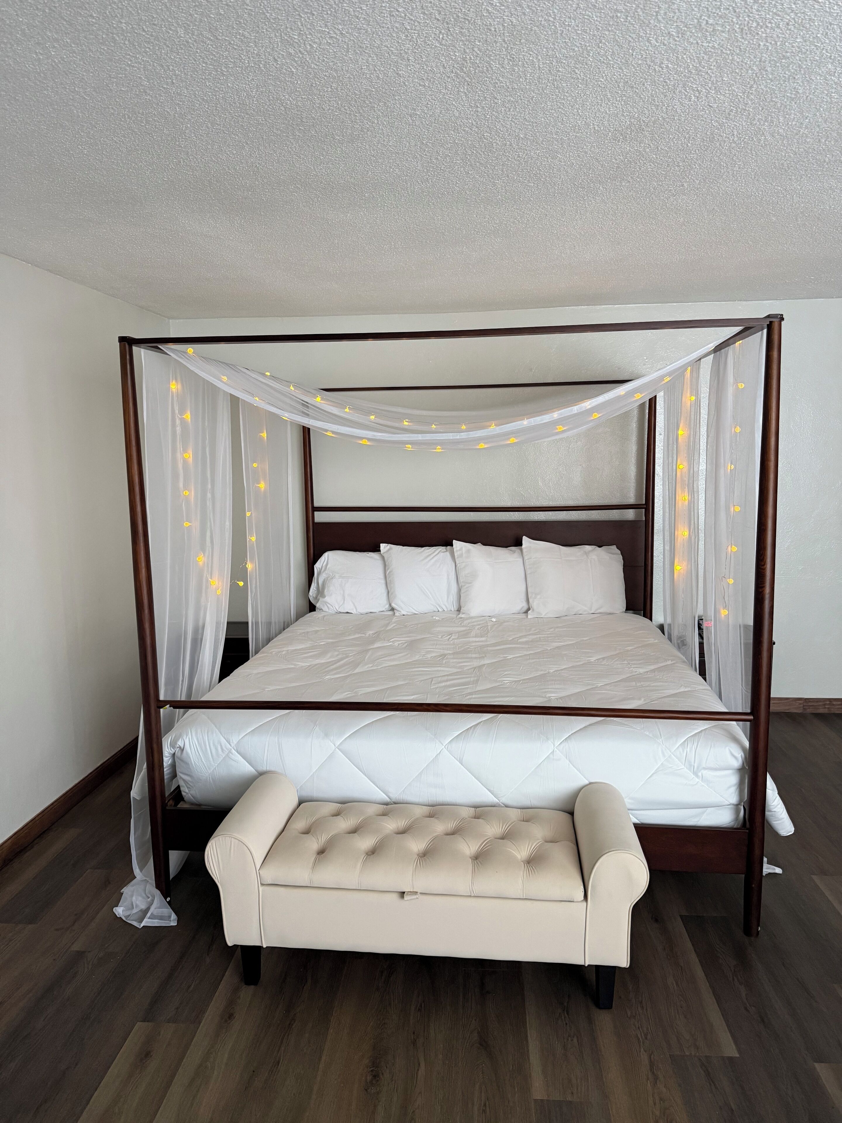 Habitación doble romántica de uso individual | Escritorio, espacio para trabajar con laptop y wifi gratis 