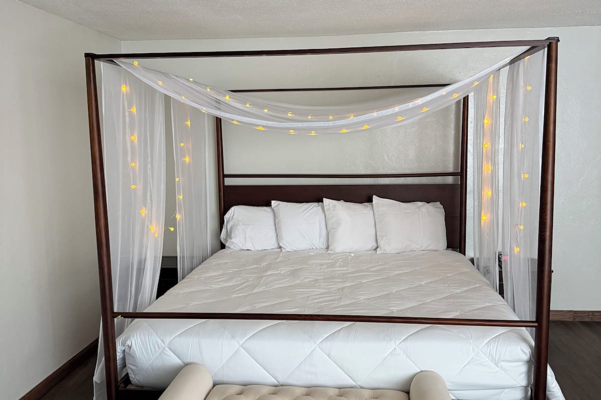 Habitación doble romántica de uso individual | Escritorio, espacio para trabajar con laptop y wifi gratis