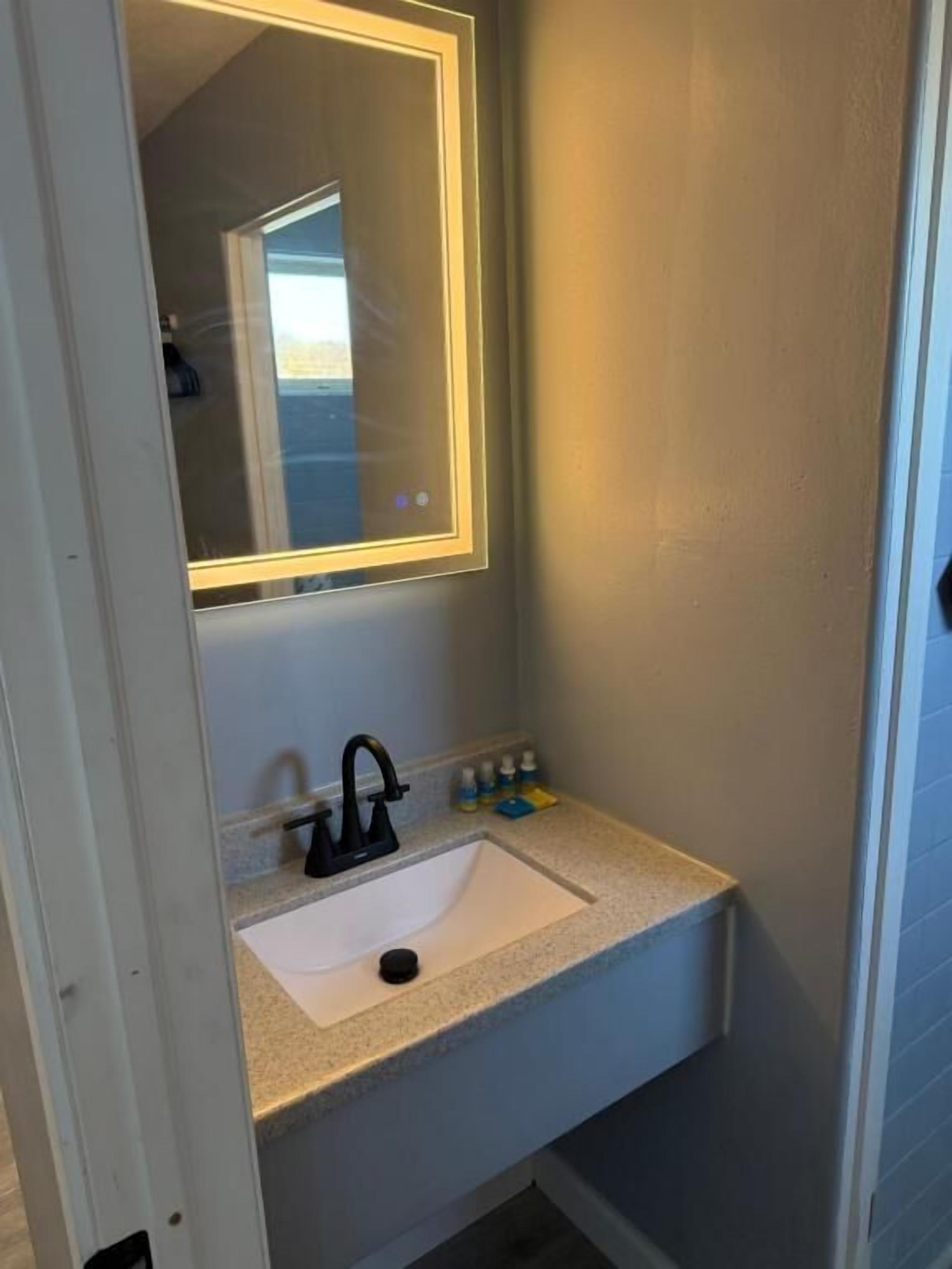 Double Room, 1 Queen Bed