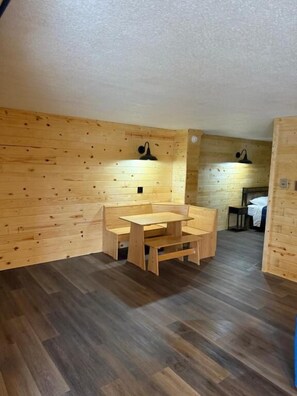 Deluxe Suite | Dining - Lake Lawn Inn (Pana)