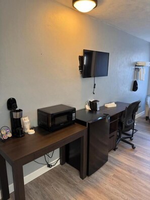 Double Room | Interior - Lake Lawn Inn (Pana)