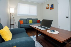 Interior - Casa Juniper: Cozy Retreat - Modern 1BR in Macon (Macon)