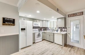 Fridge, microwave, oven, stovetop - The Sandy Turtle at Gulf Highlands: Enjoy a Street Legal Golf Cart +Pets welcome (Panama City Beach)