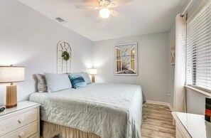 Room - The Sandy Turtle at Gulf Highlands: Enjoy a Street Legal Golf Cart +Pets welcome (Panama City Beach)