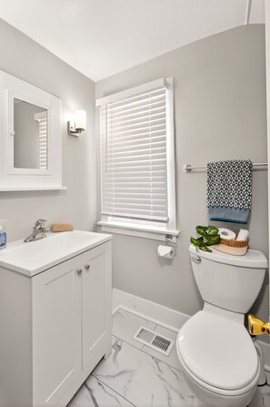 Shower, hair dryer, towels - Sleeps 8 | Walking distance to Erie Canal and Quaint shops and dining (Fairport)