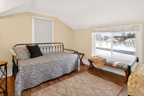 3 bedrooms, desk, iron/ironing board, travel cot