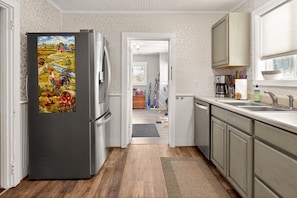 Een koelkast, een microgolfoven, een oven, een kookplaat