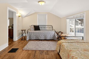 Een bureau, een strijkplank/strijkijzer, reisbedje, wifi