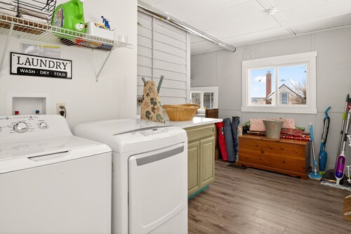 Sleeps 8 | Walking distance to Erie Canal and Quaint shops and dining