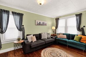 智能电视、壁炉、书