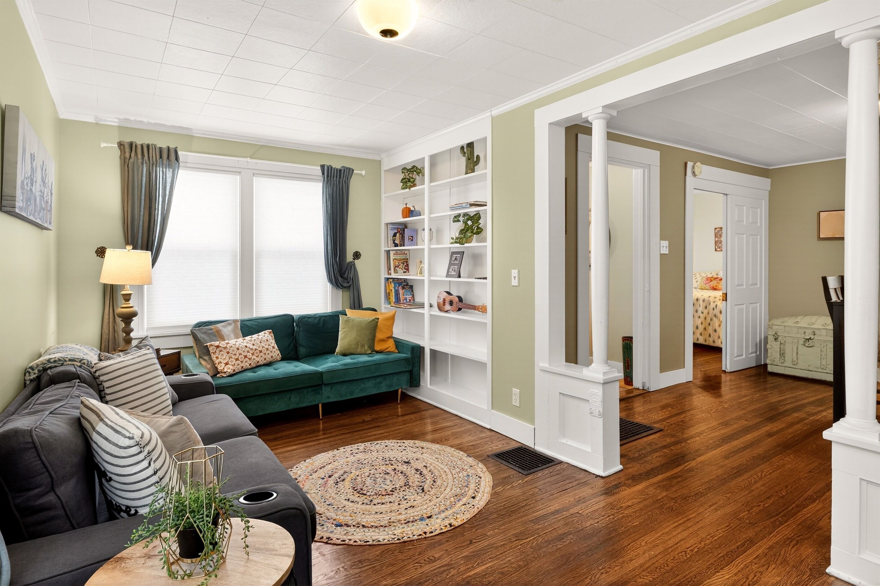 Älytelevisio, takka, kirjoja