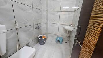 Asciugacapelli, asciugamani, sapone, carta igienica