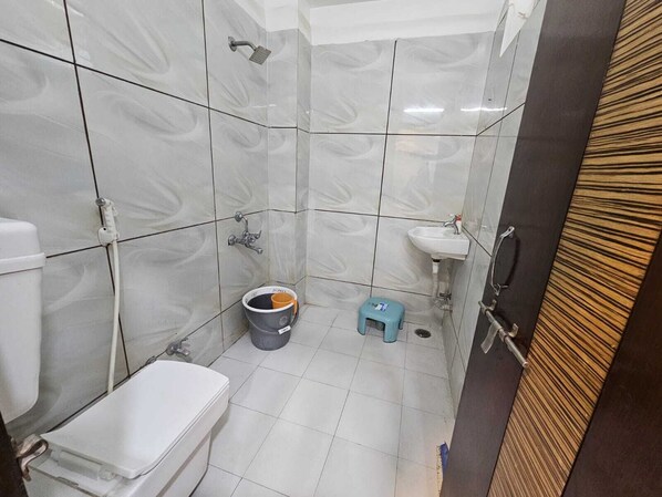 Hair dryer, towels, soap, toilet paper - Cozy 1-bedroom fabulous studio in Indore with all amenities. (Indore)