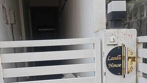 A gated entrance to a building with a sign reading "Laadli House". - Cozy 1-bedroom fabulous studio in Indore with all amenities. (Indore)