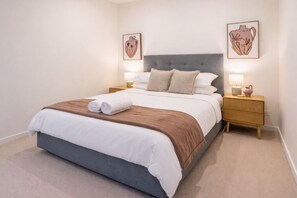 Escritorio, tabla de planchar con plancha, wifi y ropa de cama 