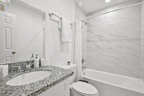 Regadera, toallas, jabón, papel de baño 