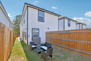 Property grounds - Modern 3-bedroom townhome in vibrant Houston (Houston)