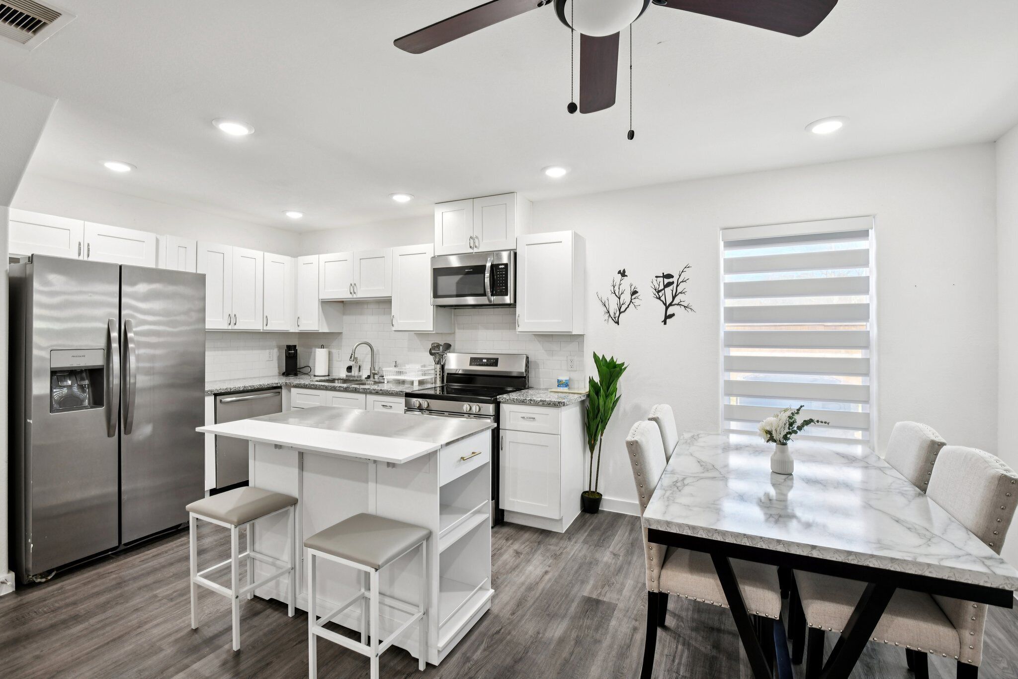 Mikrobølgeovn, ovn, kokeplater og oppvaskmaskin