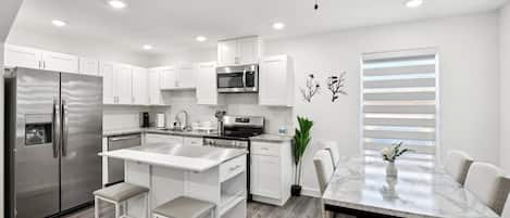 Mikrobølgeovn, ovn, kokeplater og oppvaskmaskin