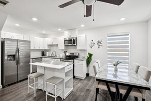 Microondas, horno, parrilla de estufa y lavavajillas 