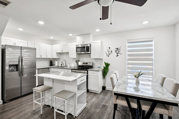 Microwave, oven, stovetop, dishwasher - Modern 3-bedroom townhome in vibrant Houston (Houston)