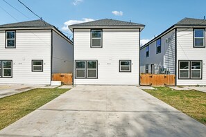 Exterior - Modern 3-bedroom townhome in vibrant Houston (Houston)