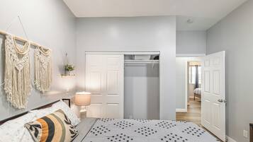 Iron/ironing board, Internet, bed sheets