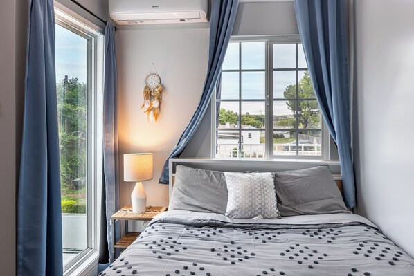 Iron/ironing board, internet, bed sheets