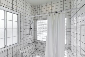 Secadora de cabello, toallas, jabón, papel de baño 