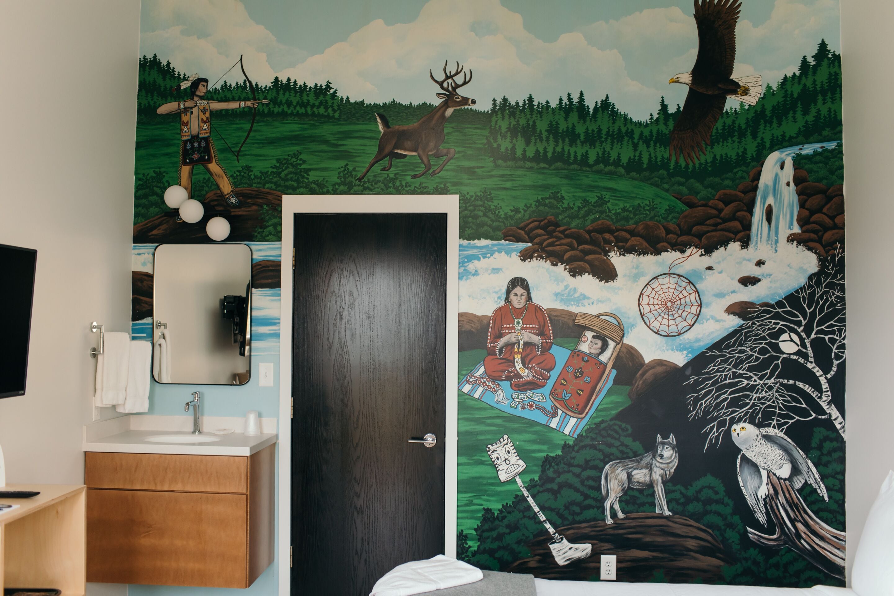 Une salle de bain avec un meuble-lavabo en bois, un miroir et un lavabo.