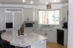 Fridge, microwave, oven, stovetop - Mansion, pool, hot tub, 3 acres, private (Ontario)