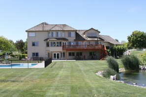 Exterior - Mansion, pool, hot tub, 3 acres, private (Ontario)