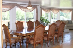 Dining - Mansion, pool, hot tub, 3 acres, private (Ontario)
