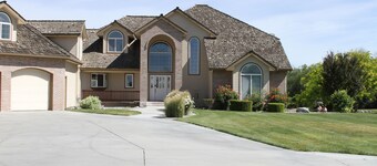 Mansion, pool, hot tub, 3 acres, private