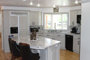 Fridge, microwave, oven, stovetop - Mansion, pool, hot tub, 3 acres, private (Ontario)