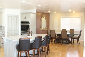 Dining - Mansion, pool, hot tub, 3 acres, private (Ontario)