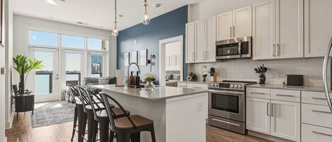 冷蔵庫、電子レンジ、オーブン、コンロ